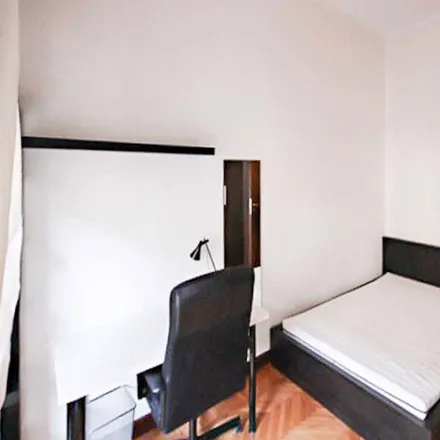 Rent this 5 bed room on Via Giulio Ceradini in 5, 20129 Milan MI