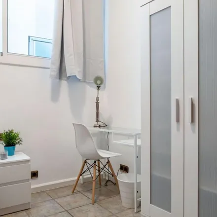 Rent this 6 bed apartment on Carrer d'Avinyó in 24, 08002 Barcelona