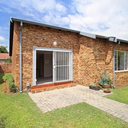 Image 9 - Dubloon Avenue, Wilgeheuwel, Roodepoort, 1734, South Africa - Townhouse for rent