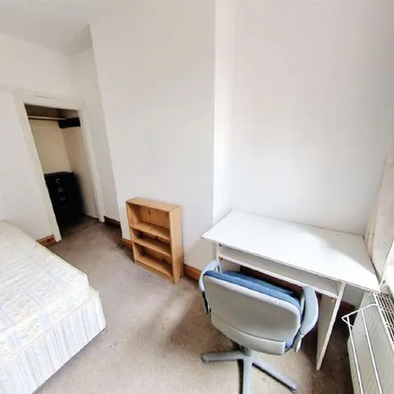 Rent this 4 bed apartment on Clarendon Park Road in Leicester, LE2 3AG