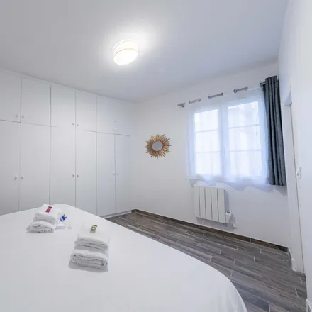 Rent this 2 bed apartment on 14 Rue des Écouffes in 75004 Paris, France