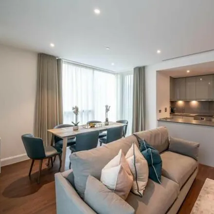 Rent this 3 bed room on Sirocco Tower in 32 Harbour Way, Canary Wharf