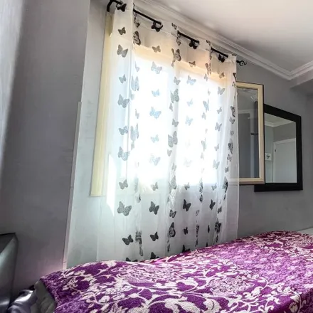 Rent this 2 bed room on Entrepatios - Las Carolinas in Calle de González Feito, 19