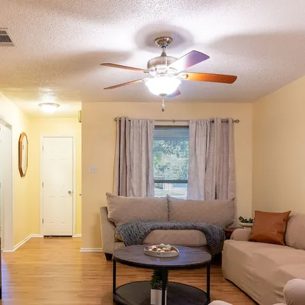 Rent this studio house on Fort Worth