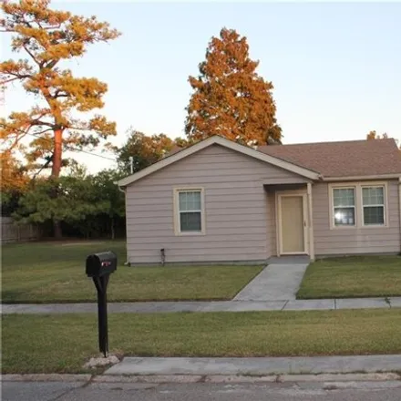 Rent this 3 bed house on 2917 Palmetto Street in Versailles, Chalmette