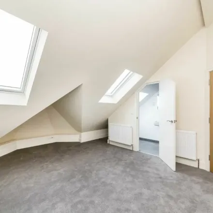 Rent this 4 bed apartment on Bikehangar 1347 in Helix Road, London