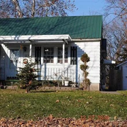 Buy this 2 bed house on 705 West Henry Street in Mount Pleasant, IA 52641