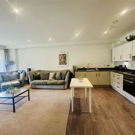 Rent this 3 bed apartment on Hillside in London, NW10 8LY
