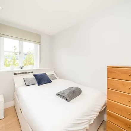 Rent this 2 bed apartment on Brompton Park Crescent in London, SW6 1SY