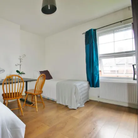 Rent this 5 bed room on 35 Mellitus Street in London, W12 0AT