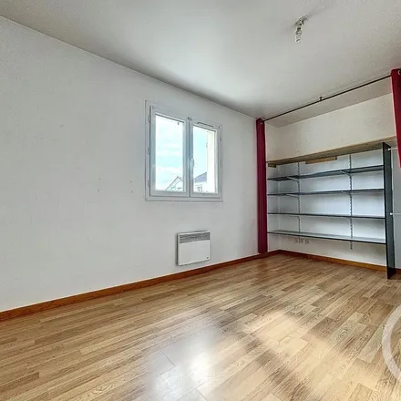 Rent this 3 bed apartment on 1647 Avenue de la Gare in 77310 Saint-Fargeau-Ponthierry, France