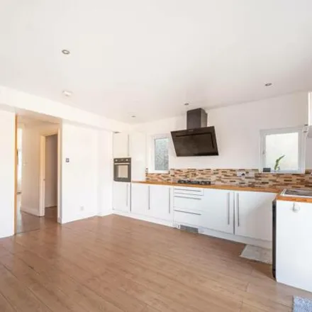 Image 3 - Clitterhouse Road, London, NW2 1DG, United Kingdom - House for rent