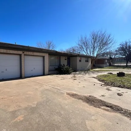 Image 2 - 2233 Date Avenue, Lubbock, TX 79404, USA - House for sale