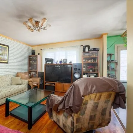 Image 2 - 74-18 Caldwell Avenue, New York, NY 11379, USA - House for sale