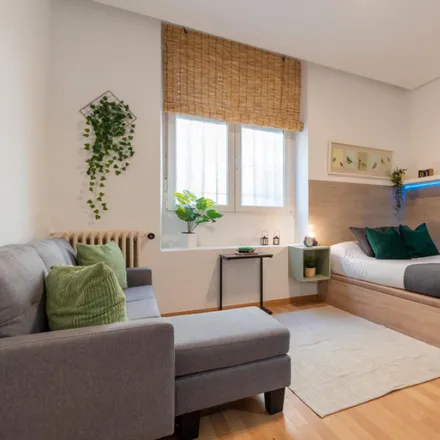 Rent this 5 bed room on Madrid in Comisiones Obreras de Madrid, Calle del Maestro Tellería