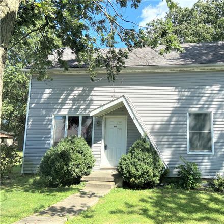 Rent this 3 bed house on 320 North Oak Street in Breese, IL 62230
