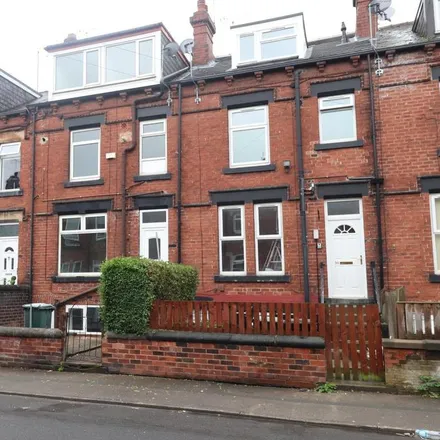Rent this 3 bed townhouse on Arthington View in Leeds, LS10 2ND