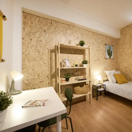Rent this 6 bed room on Centro Comercial Teteia in Rua Professor Reinaldo dos Santos, 1500-081 Lisbon