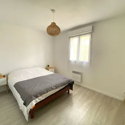 Rent this 4 bed apartment on 34 Chemin de la Ferté-Alais in 91100 Corbeil-Essonnes, France