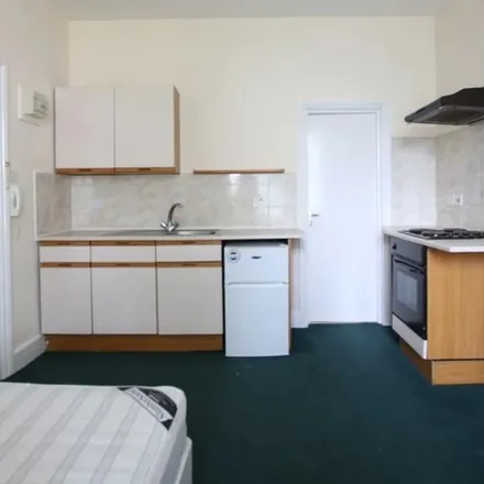 Image 5 - Park Avenue, Willesden Green, London, NW2 5AP, United Kingdom - Apartment for rent