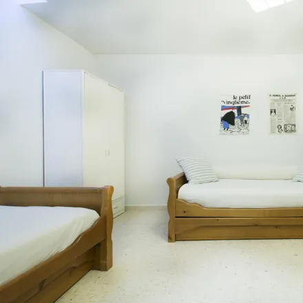 Rent this 5 bed room on Madrid in Calle Píndaro, 28232 Las Rozas de Madrid