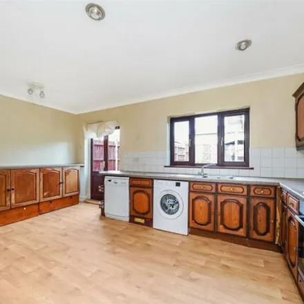 Image 4 - Cherrydown Close, London, E4 8DY, United Kingdom - Townhouse for sale