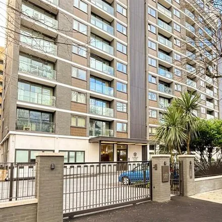 Rent this 3 bed room on Lords View (2-83) in Oak Tree Road, London
