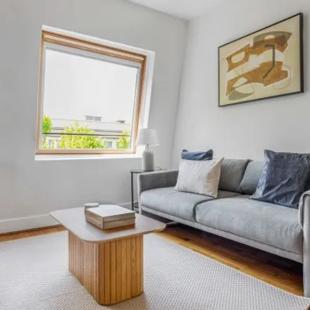 Rent this 2 bed apartment on 192 Ladbroke Grove in London, W10 5LZ