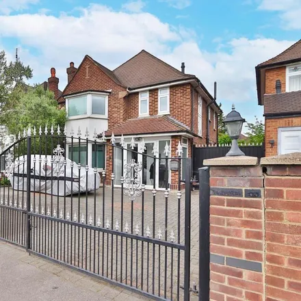 Rent this 3 bed house on Malden Way in London, KT3 5QX