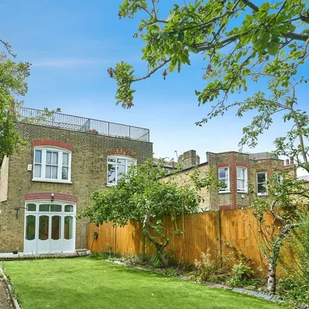 Rent this 5 bed duplex on Wavertree Road in London, SW2 3SP