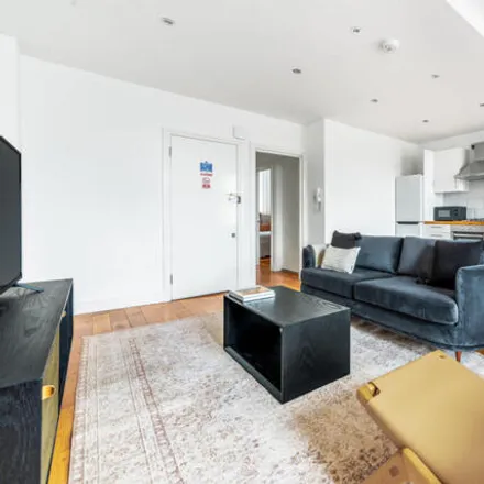 Image 2 - 60 Queensway, London, W2 4SJ, United Kingdom - Room for rent