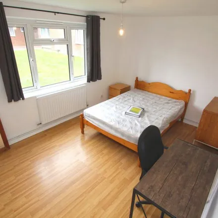 Rent this 4 bed apartment on Kingston University / County Hall in Penrhyn Road, London