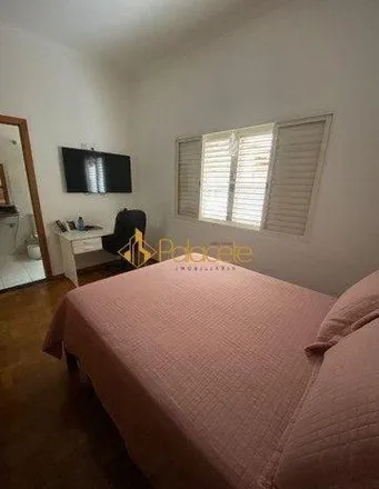 Buy this 3 bed house on Rua Coronel Armando Vergueiro in Vila Pinhal Jardim, Espírito Santo do Pinhal - SP