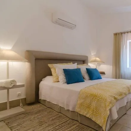 Rent this 3 bed house on Ferragudo in Rua Primeiro de Dezembro, 8400-621 Parchal