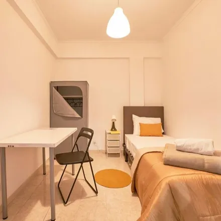 Rent this 4 bed room on Rua Ricardo Reis