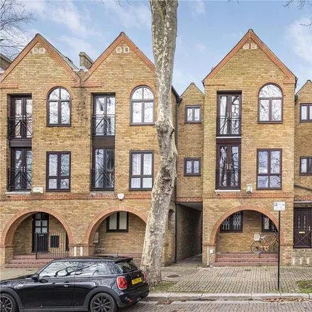 Rent this 4 bed townhouse on Brunswick Quay in Surrey Quays, London