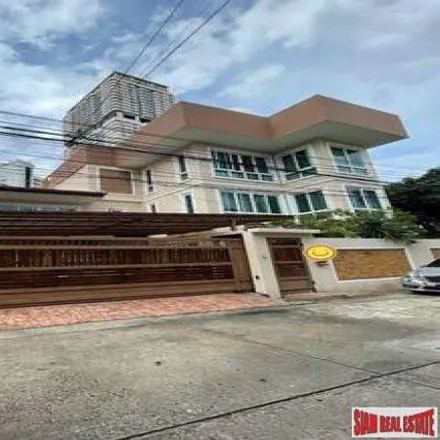 Rent this 5 bed house on unnamed road in Khlong Toei District, Bangkok 10110