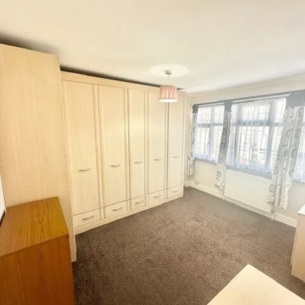 Image 3 - Bairstow Eves, 132 South Street, London, RM1 1TE, United Kingdom - Apartment for rent