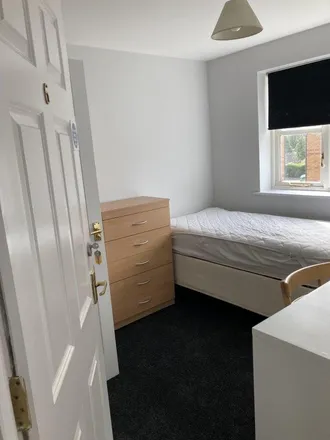 Rent this 8 bed room on 13 Willow Way in Aldershot, GU12 4AZ