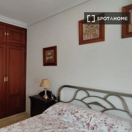 Rent this 4 bed room on Aparcamiento Estación de Trenes in Calle Del Islam, 14011 Córdoba