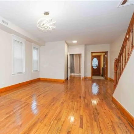 Image 3 - 394 Linden Boulevard, New York, NY 11203, USA - House for sale