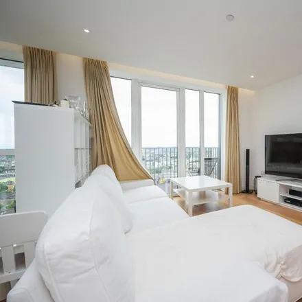 Image 7 - Quayside, London, E1W 2AE, United Kingdom - Apartment for rent