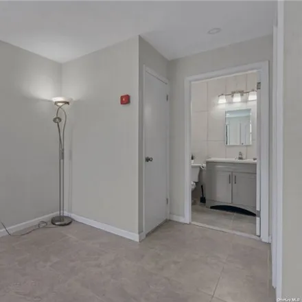 Image 8 - 154-01 64th Avenue, New York, NY 11367, USA - House for sale
