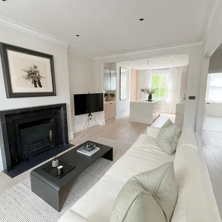 Rent this 3 bed apartment on Crookham Road in London, SW6 5HQ