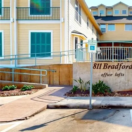 Rent this 1 bed condo on 627 9th Street in Kemah, Galveston County