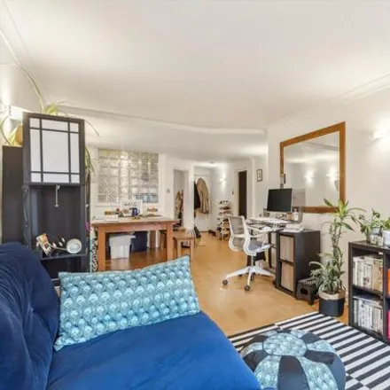 Image 3 - The Sanctuary, Reardon Path, London, E1W 2PP, United Kingdom - Apartment for sale