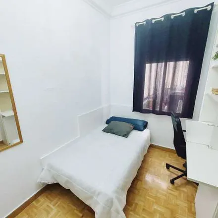 Rent this 5 bed apartment on Hoyos Médica in Calle de Fernández de los Ríos, 16