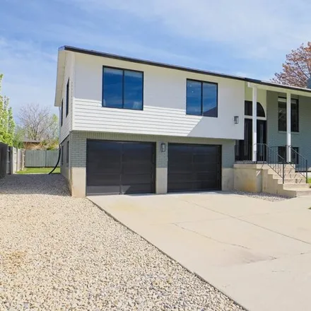 Image 2 - 1817 Crescent View Drive, Crescent Highlands, Sandy, UT 84092, USA - House for sale
