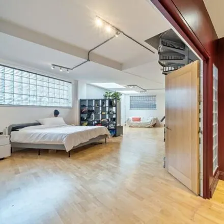 Rent this 3 bed apartment on 169 Grange Road in London, SE1 3BN