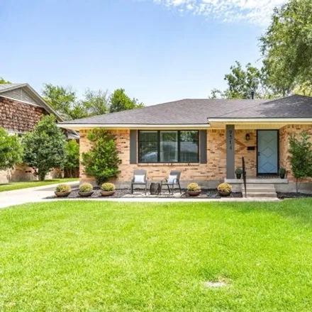 Buy this 3 bed house on 9314 Larchwood Dr in Dallas, Texas